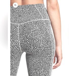 Athleta Black and White Salutation Stash pocket 7/8 textured Yoga, Leggings XS